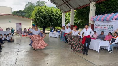 Ballet Folclórico de la UNACH participa en campaña de vacunación en Pichucalco