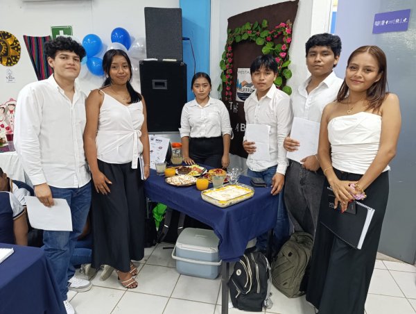 Estudiantes presentan restaurantes en inglés como parte de actividad académica en la Escuela de Contaduría y Administración Campus VII Pichucalco