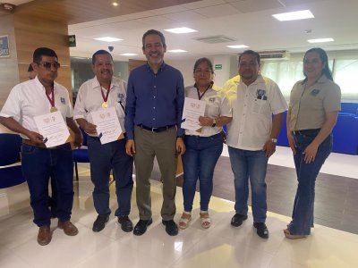 Rector Carlos Faustino Natarén Nandayapa Encabeza Ceremonia de Reconocimientos al Personal Administrativo