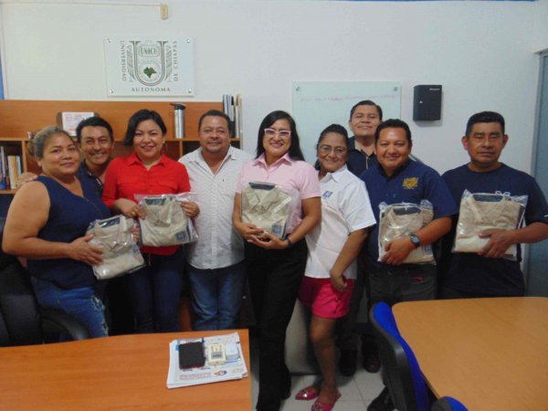 Se lleva cabo la entrega de uniformes al personal administrativo de base.