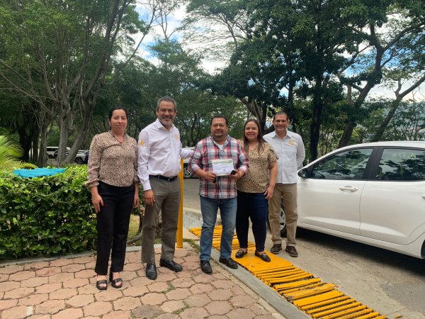 La Escuela de Contaduría y Administración Campus VII Pichucalco recibe un vehículo automotriz